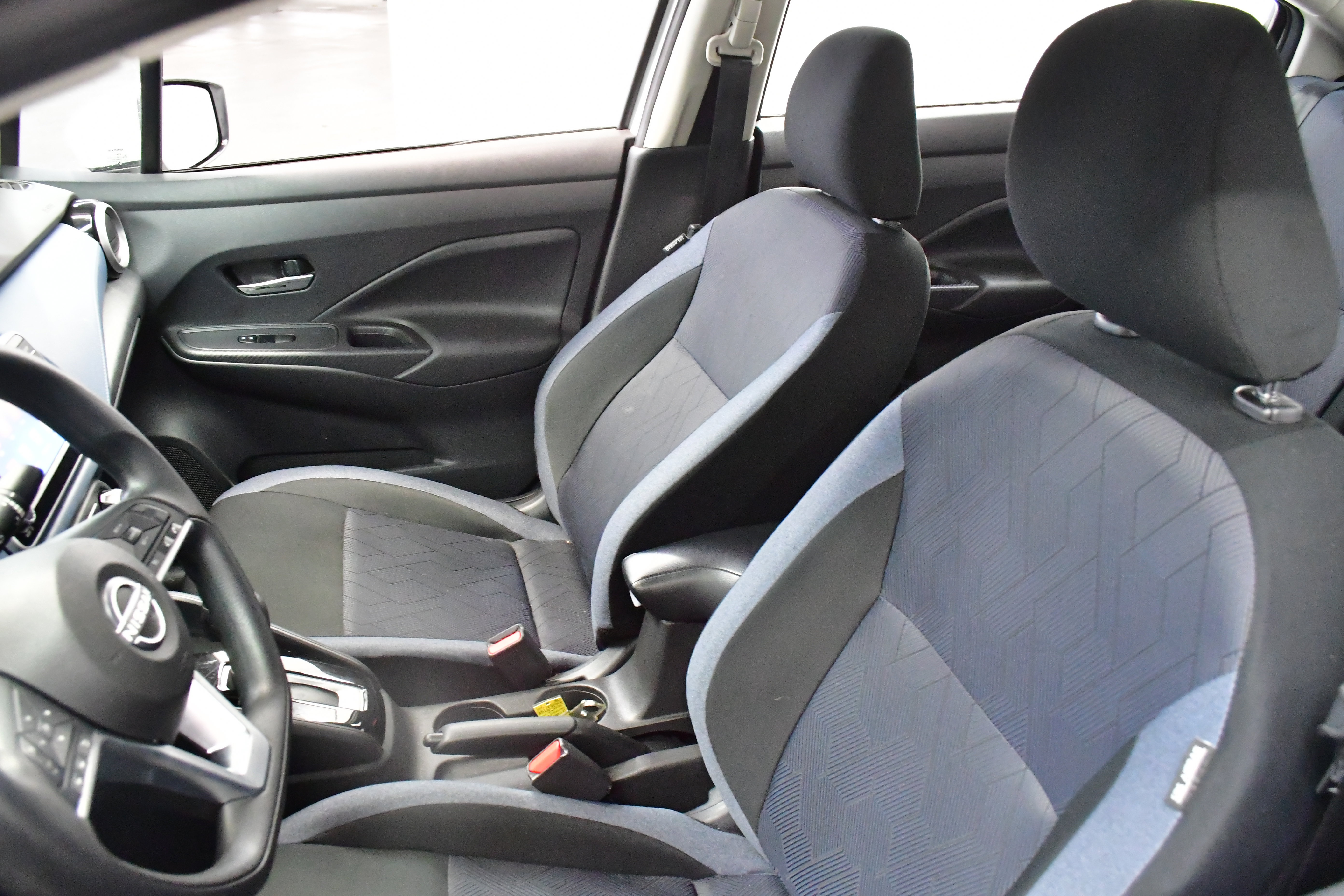 Used 2025 Nissan Versa SV FWD image 9