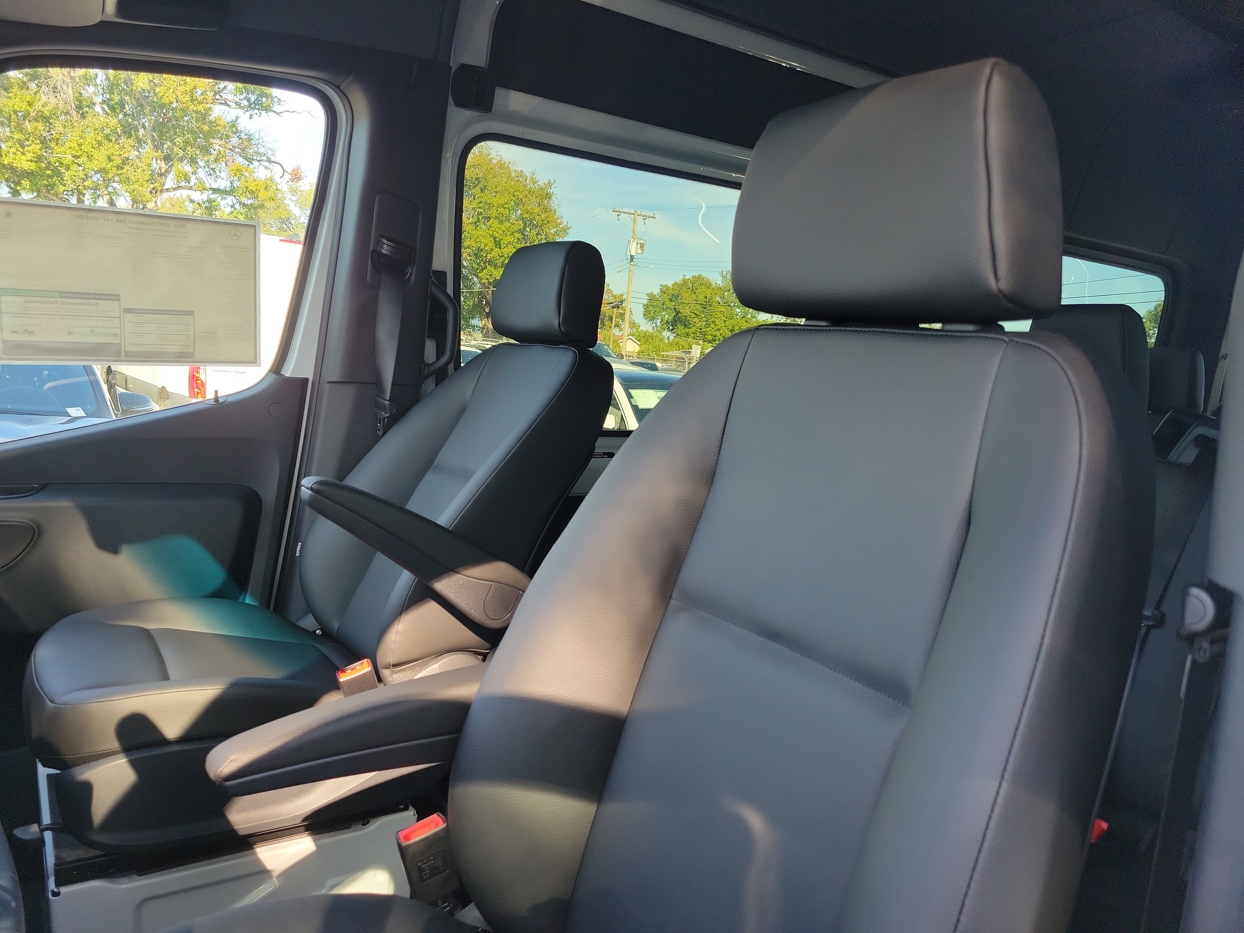 Used 2025 Mercedes-Benz Sprinter 2500 image 31