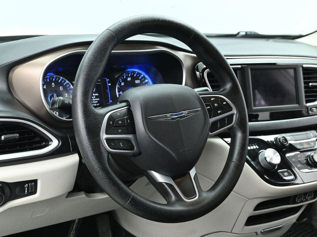 Used 2021 Chrysler Voyager L image 23