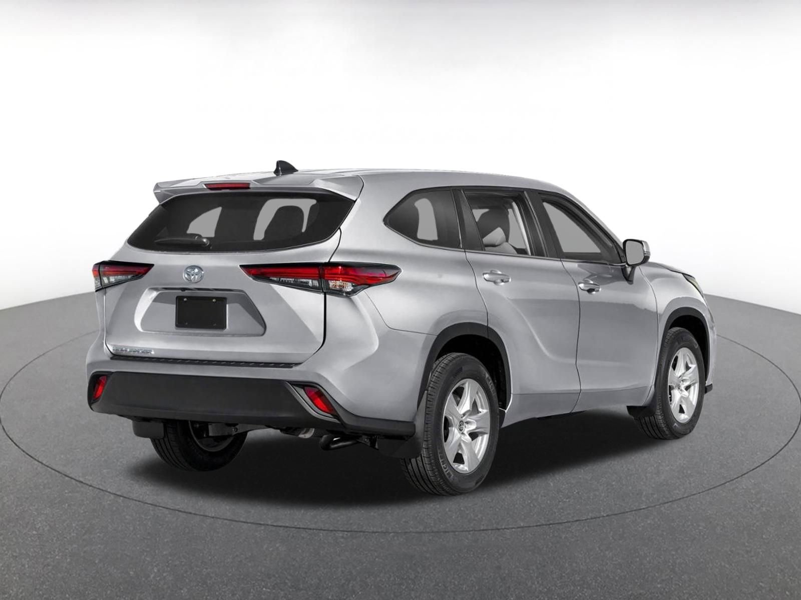 Used 2025 Toyota Highlander LE FWD image 2