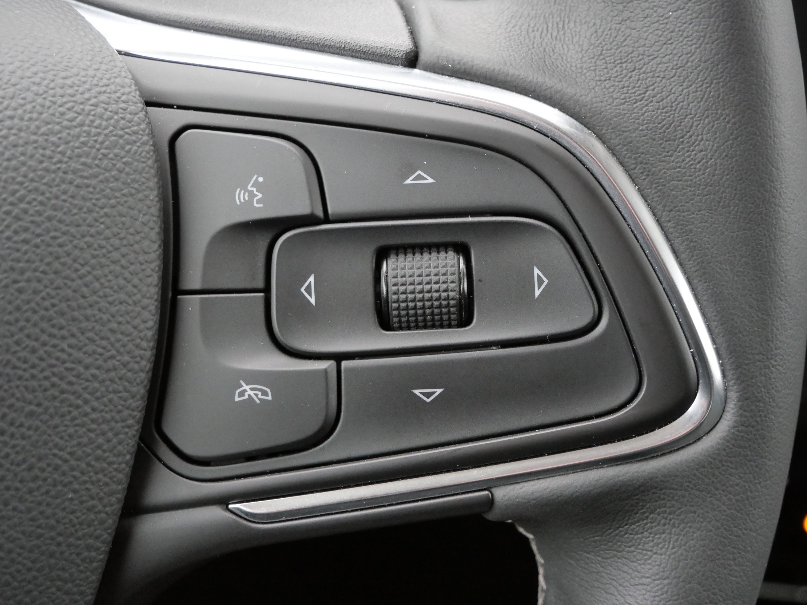 Used 2023 Buick Envision Essence image 25