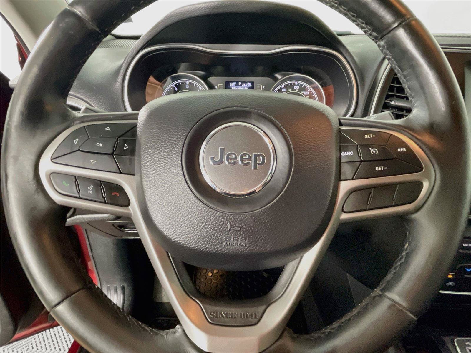 Used 2019 Jeep Cherokee Latitude Plus w/ Cold Weather Group FWD image 14