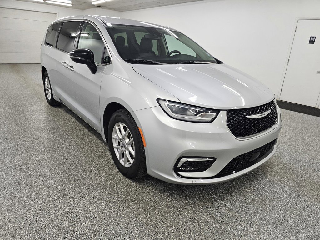Used 2024 Chrysler Pacifica Touring-L FWD image 3