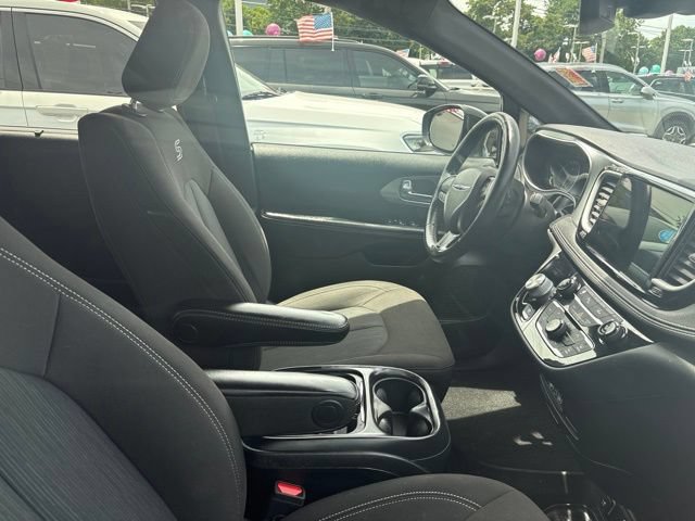 Used 2021 Chrysler Pacifica Touring w/ S Appearance Package FWD image 10