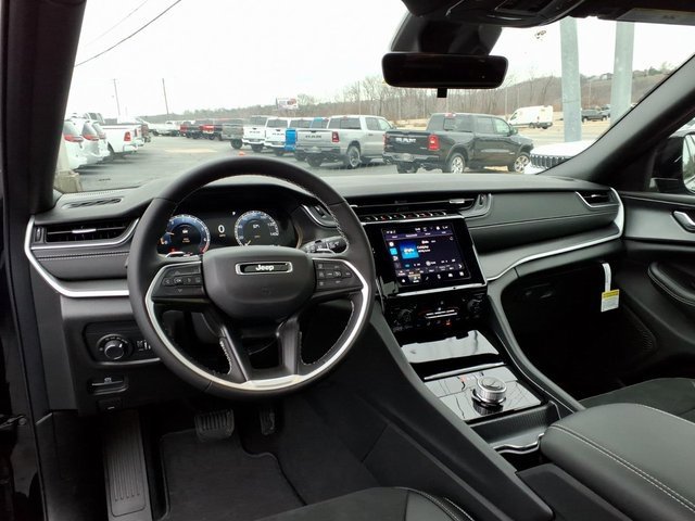 New 2025 Jeep Grand Cherokee Altitude image 12