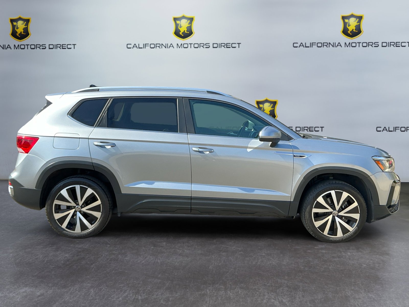 Used 2022 Volkswagen Taos SE w/ Panoramic Sunroof Package FWD image 4
