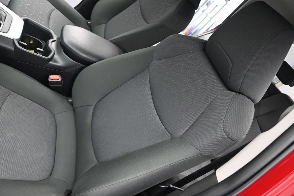 Used 2025 Toyota RAV4 XLE AWD/4WD image 9