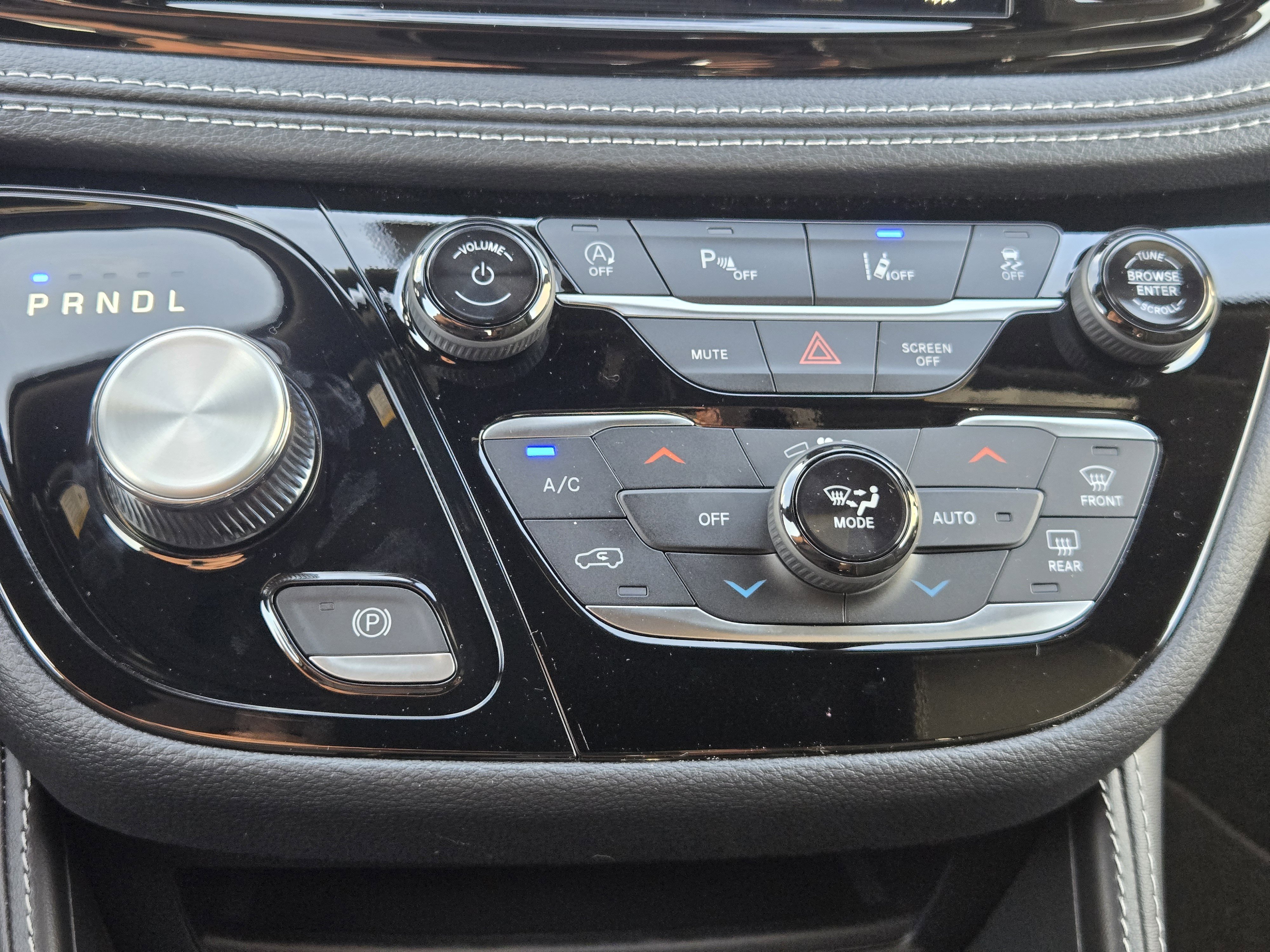 New 2026 Chrysler Pacifica Limited image 16