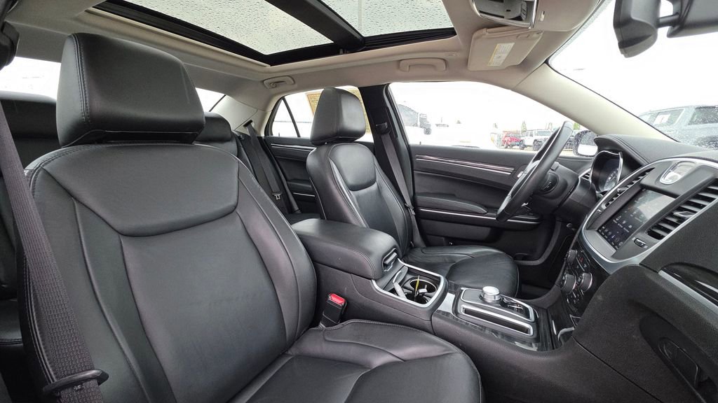 Used 2019 Chrysler 300 Touring w/ Quick Order Package 2EF RWD image 12