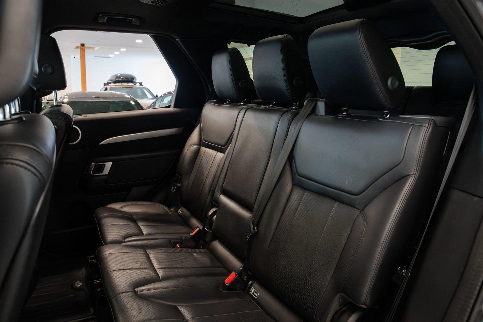 Used 2020 Land Rover Discovery Landmark AWD/4WD image 21