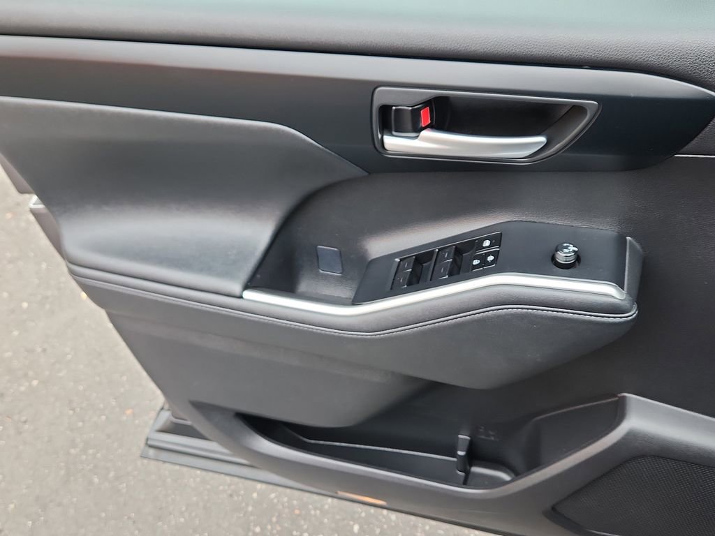 Used 2024 Toyota Highlander XLE image 6