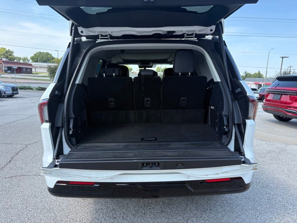 New 2025 Lincoln Navigator Reserve image 17