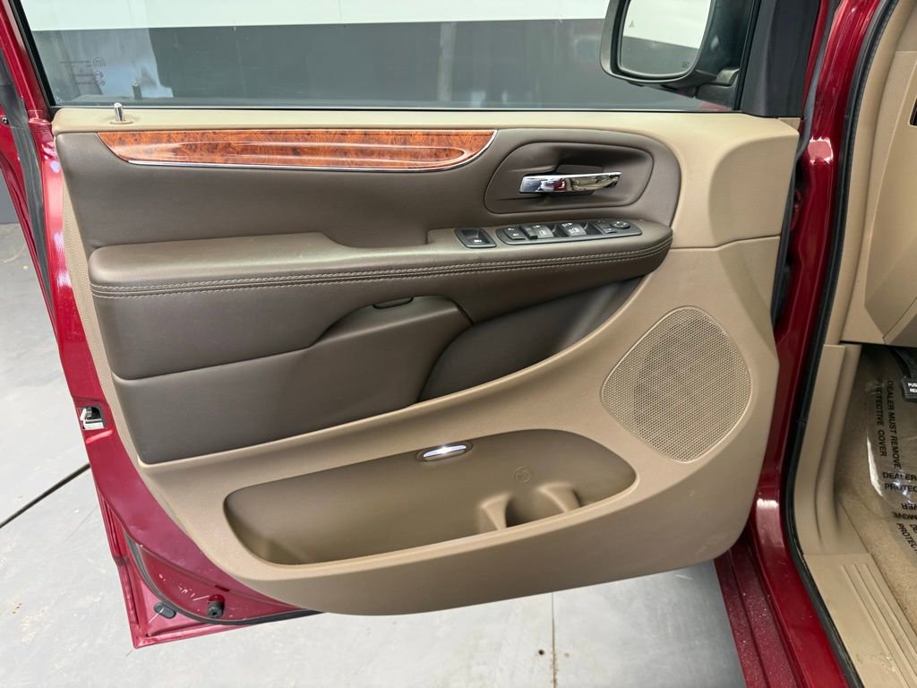 Used 2016 Chrysler Town & Country Touring-L image 21