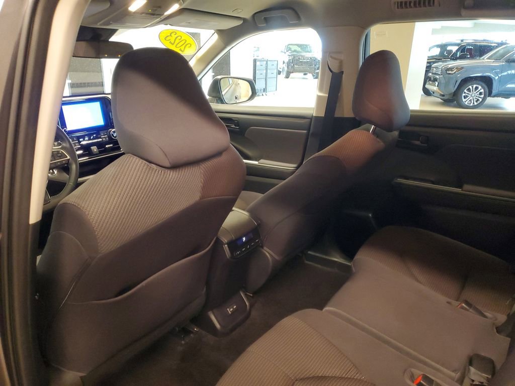 Used 2023 Toyota Highlander LE image 12