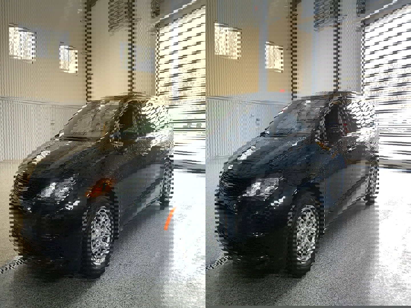 Used 2022 Chrysler Voyager LX image 4