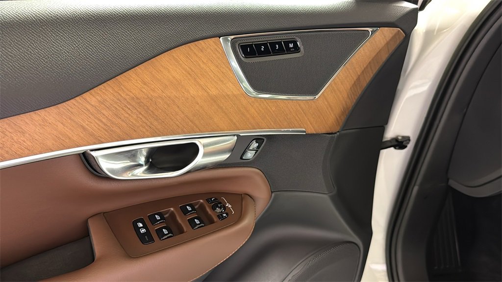 Used 2023 Volvo XC90 B6 Plus image 27