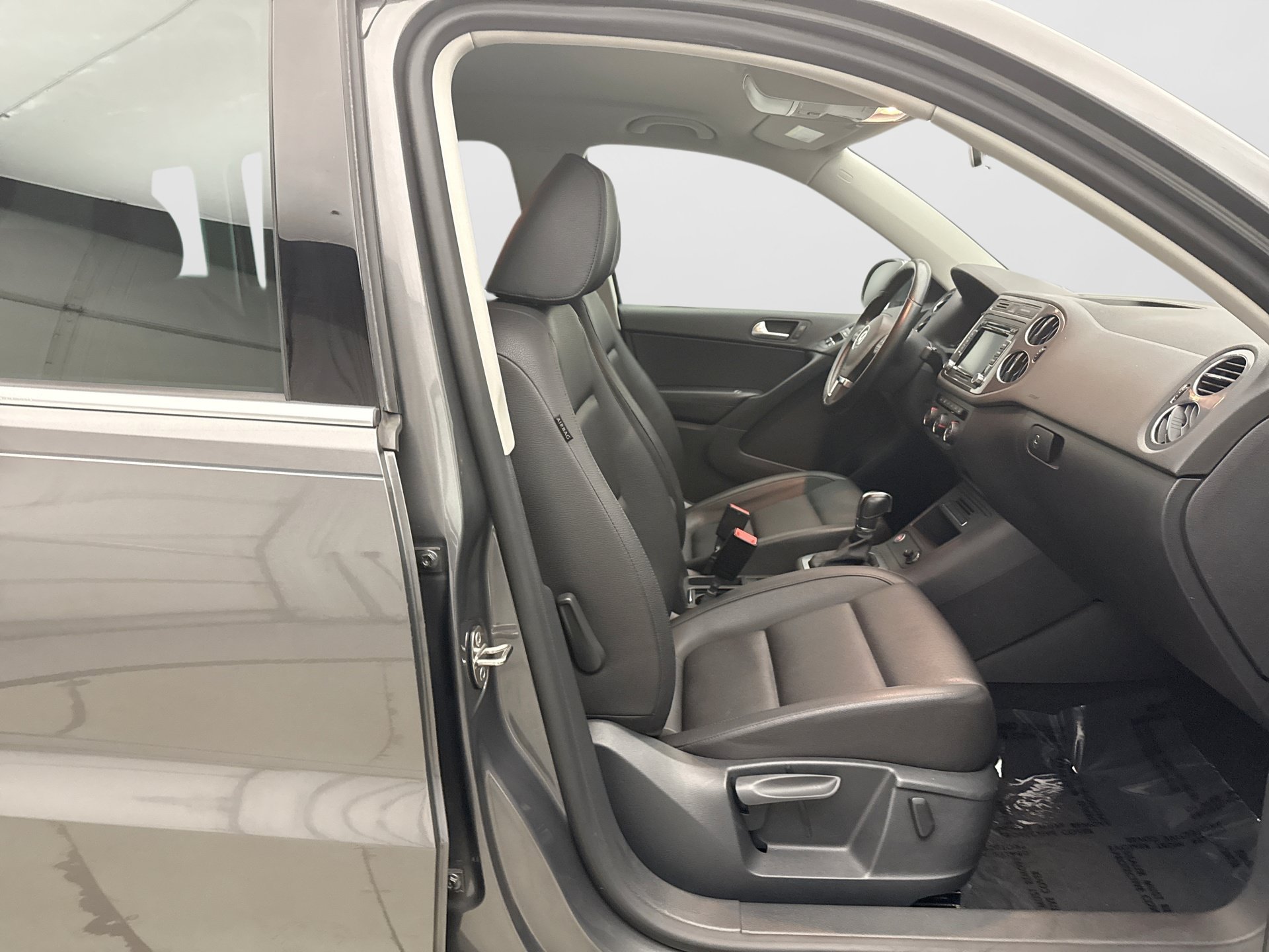 Used 2014 Volkswagen Tiguan S FWD image 16