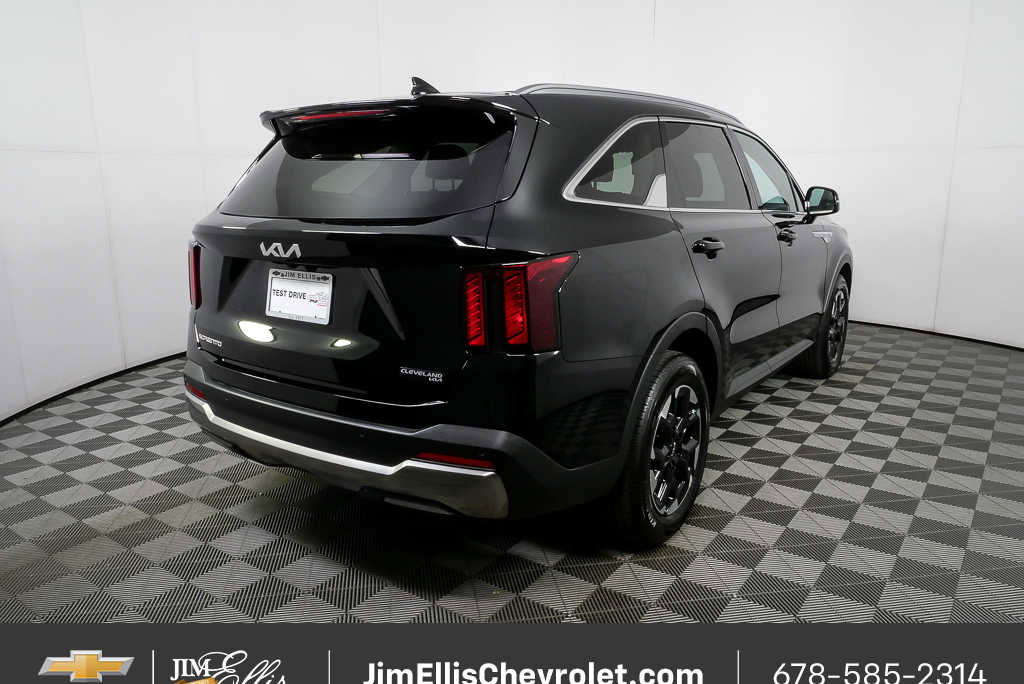 Used 2025 Kia Sorento S image 3