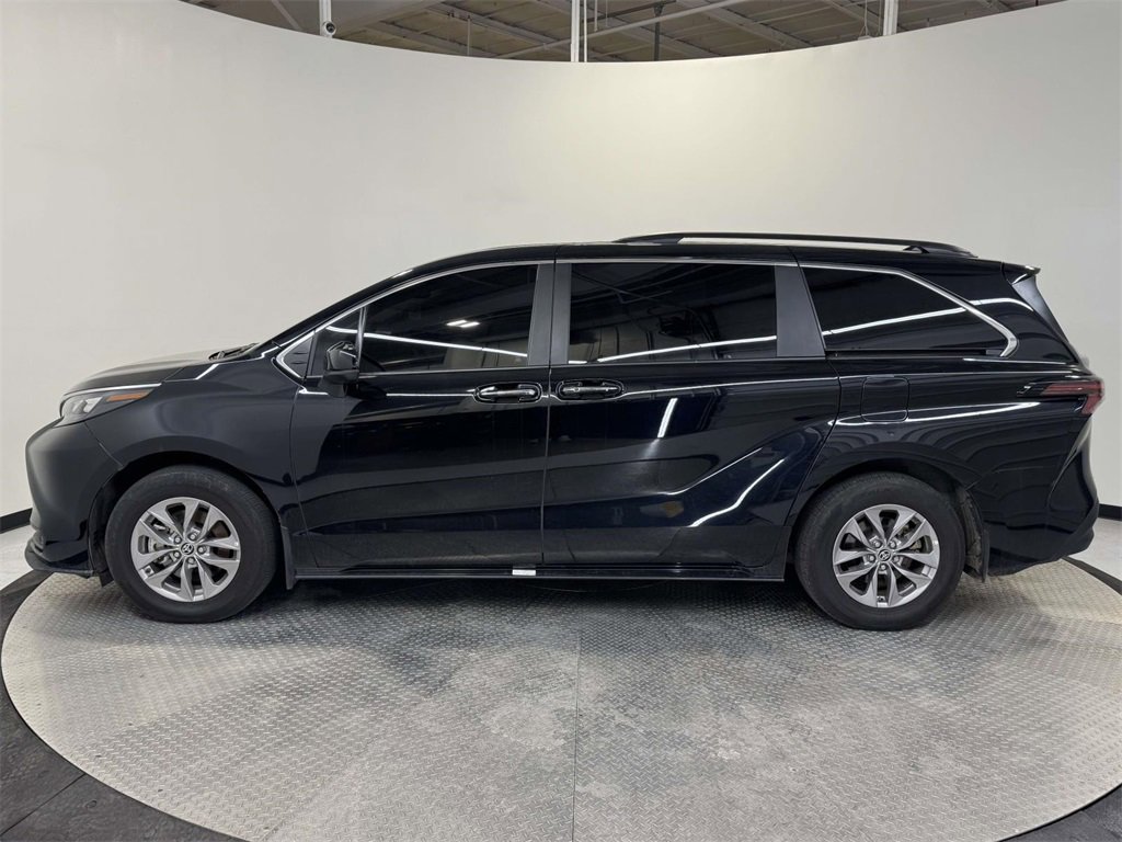 Used 2025 Toyota Sienna XLE w/ XLE Plus Package image 4