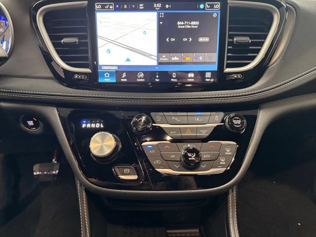 New 2027 Chrysler Pacifica Limited AWD/4WD image 6