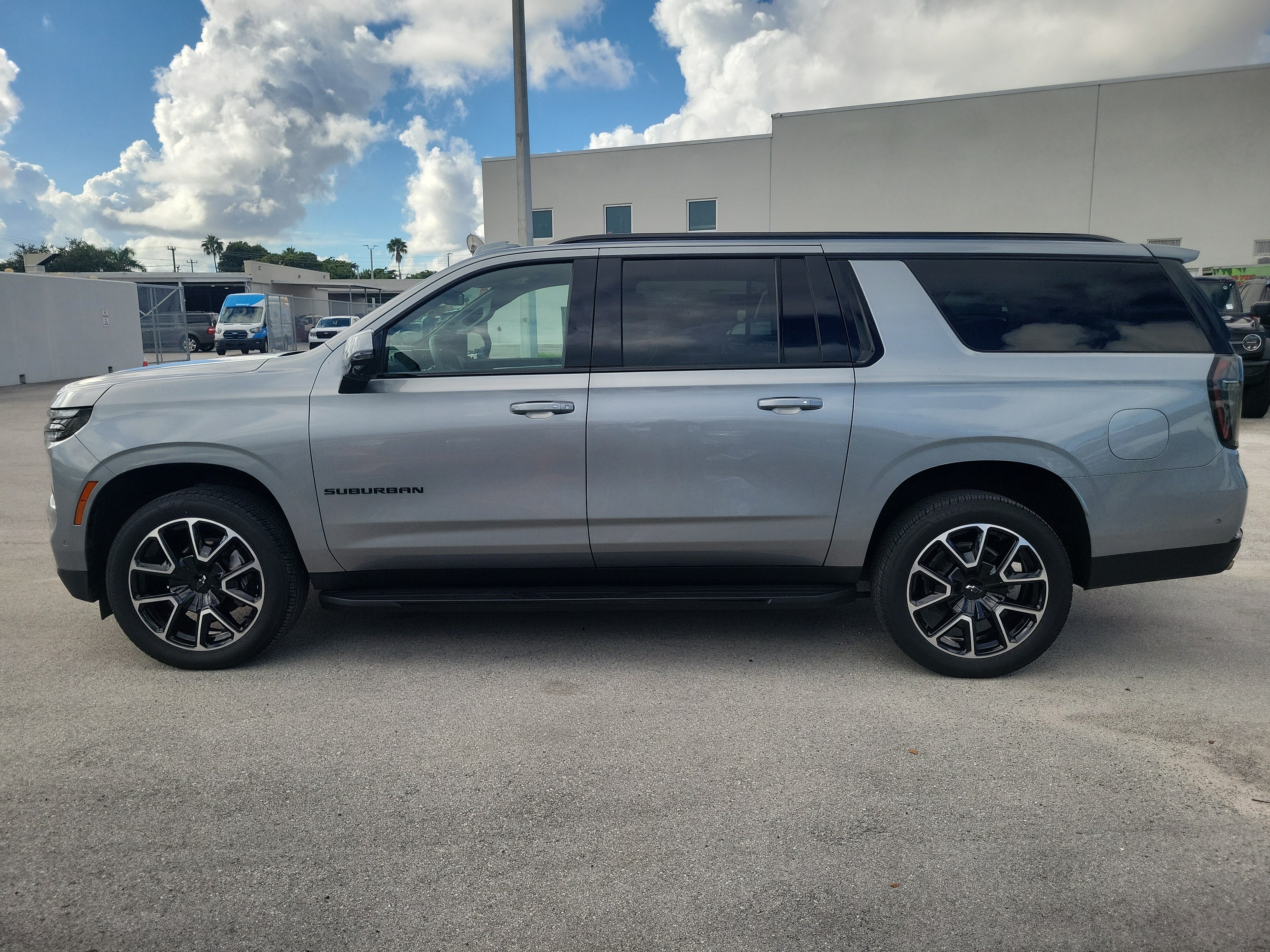 Used 2025 Chevrolet Suburban RST w/ Comfort Package RWD image 9