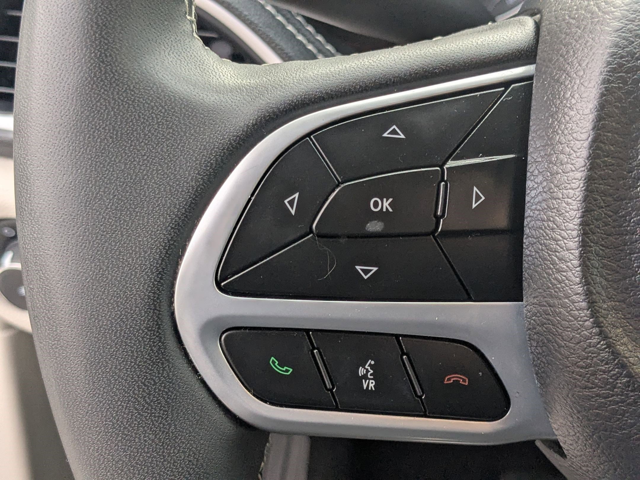 Used 2023 Chrysler Pacifica Limited w/ Uconnect Theater Family Group image 19