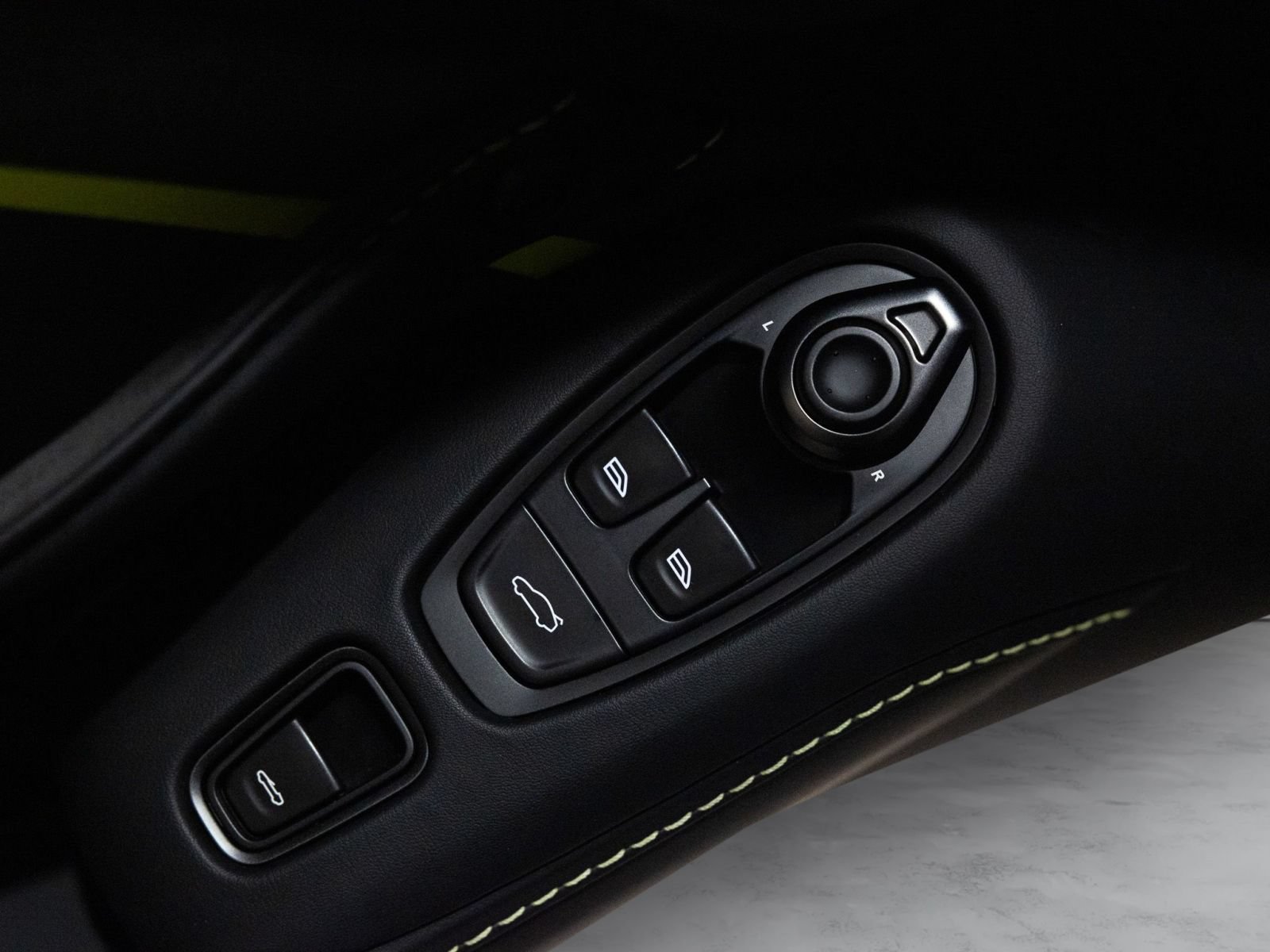 Used 2023 Aston Martin V8 Vantage Roadster RWD image 26