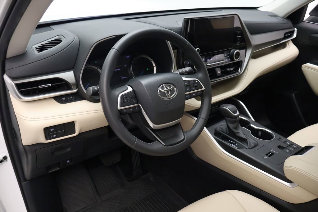 Used 2024 Toyota Highlander XLE FWD image 15