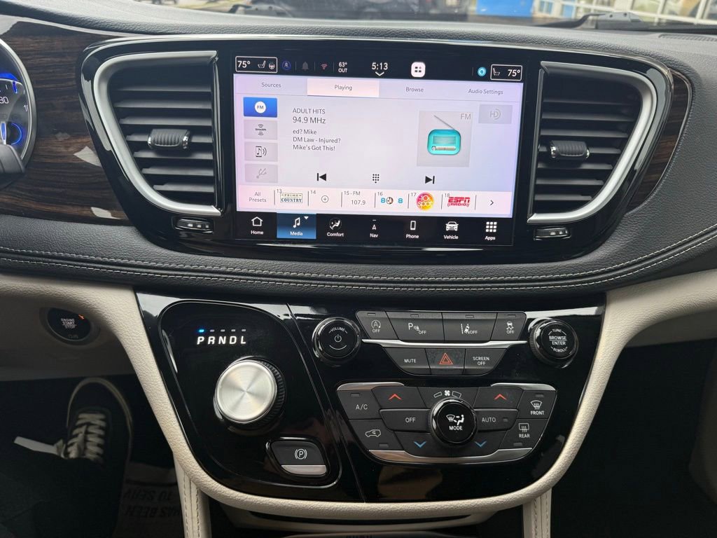 Used 2023 Chrysler Pacifica Limited image 5