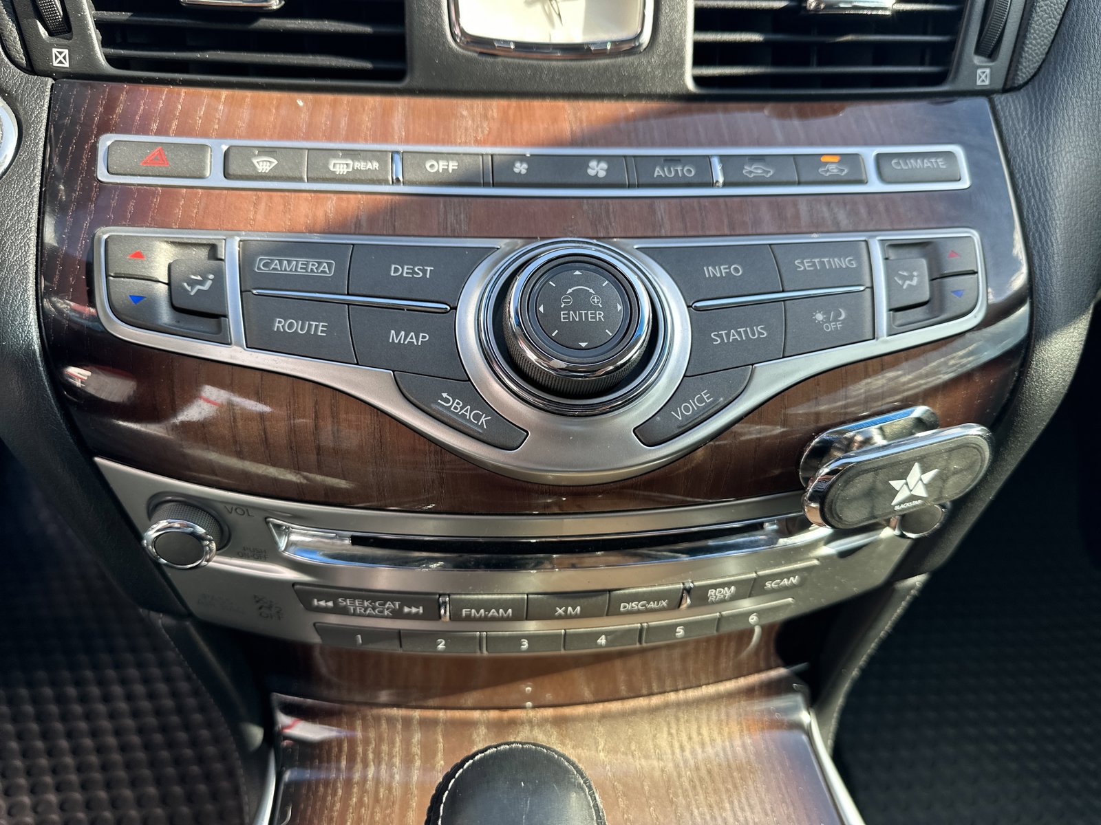 Used 2015 INFINITI Q70 L 5.6 w/ V8 Deluxe Technology Package RWD image 18