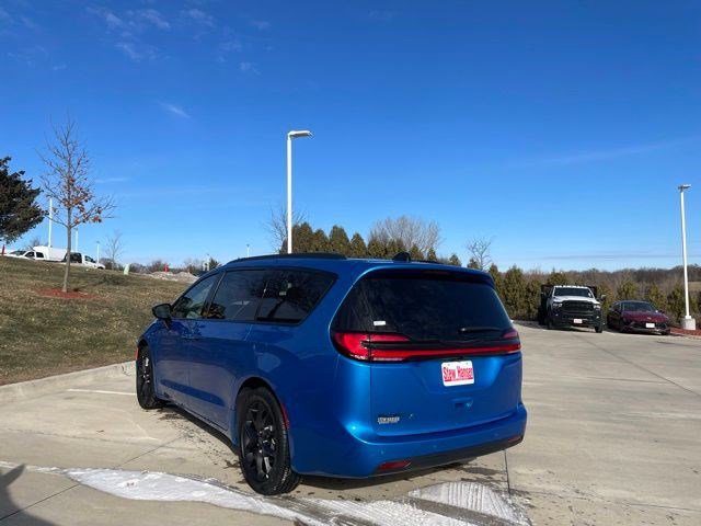 New 2026 Chrysler Pacifica Select w/ S Appearance Package image 3