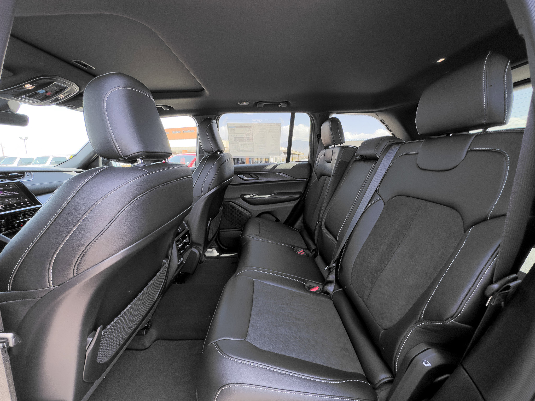New 2025 Jeep Grand Cherokee Altitude image 12