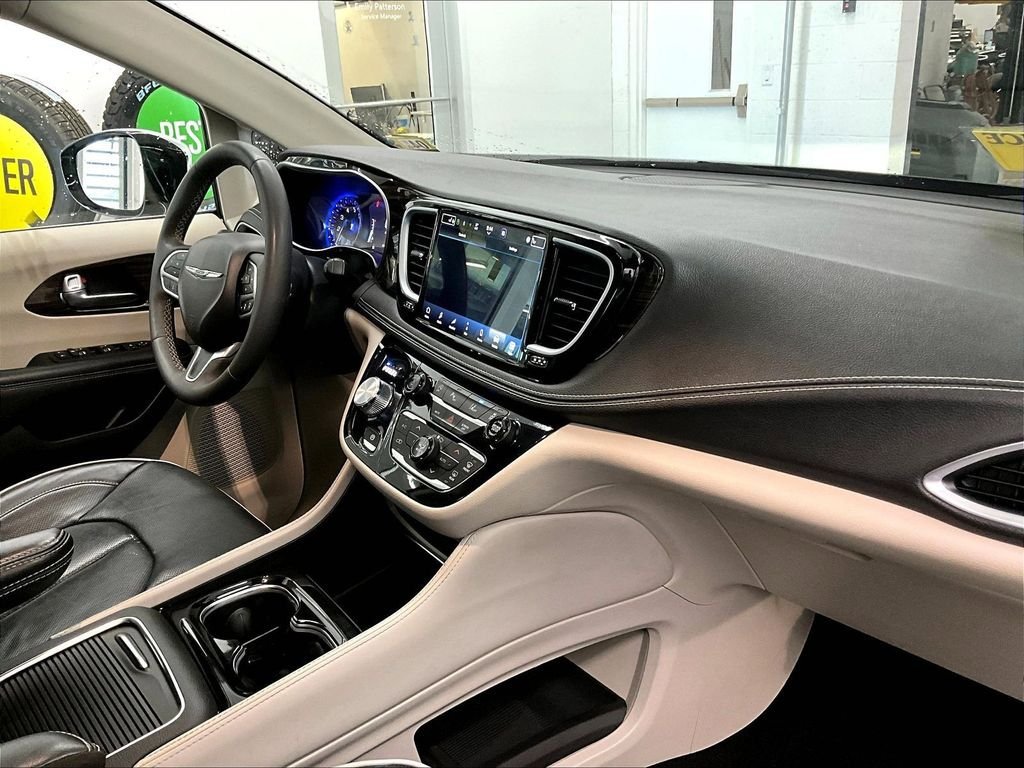 Used 2023 Chrysler Pacifica Limited FWD image 14