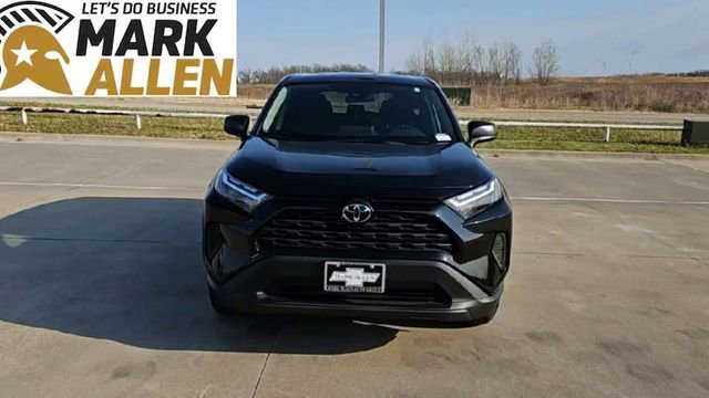 Used 2025 Toyota RAV4 LE AWD/4WD image 3