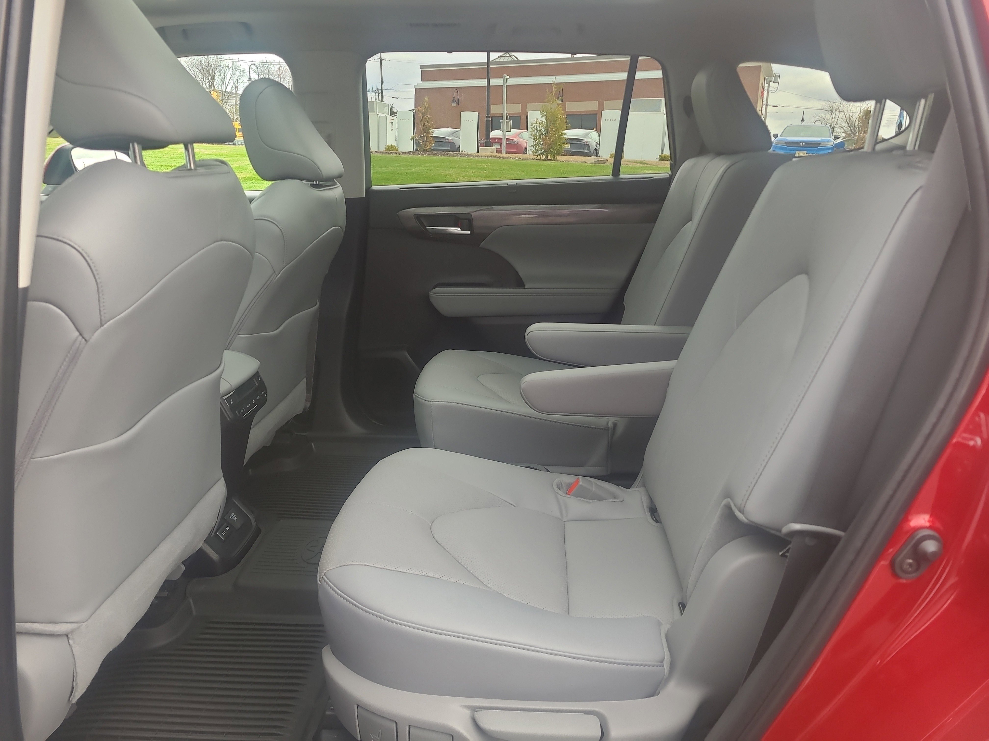 Certified 2025 Toyota Highlander Platinum image 28