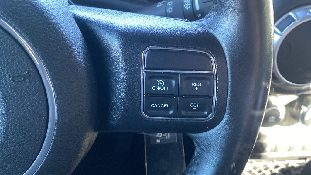Used 2018 Jeep Wrangler Unlimited Sahara w/ Connectivity Group AWD/4WD image 23
