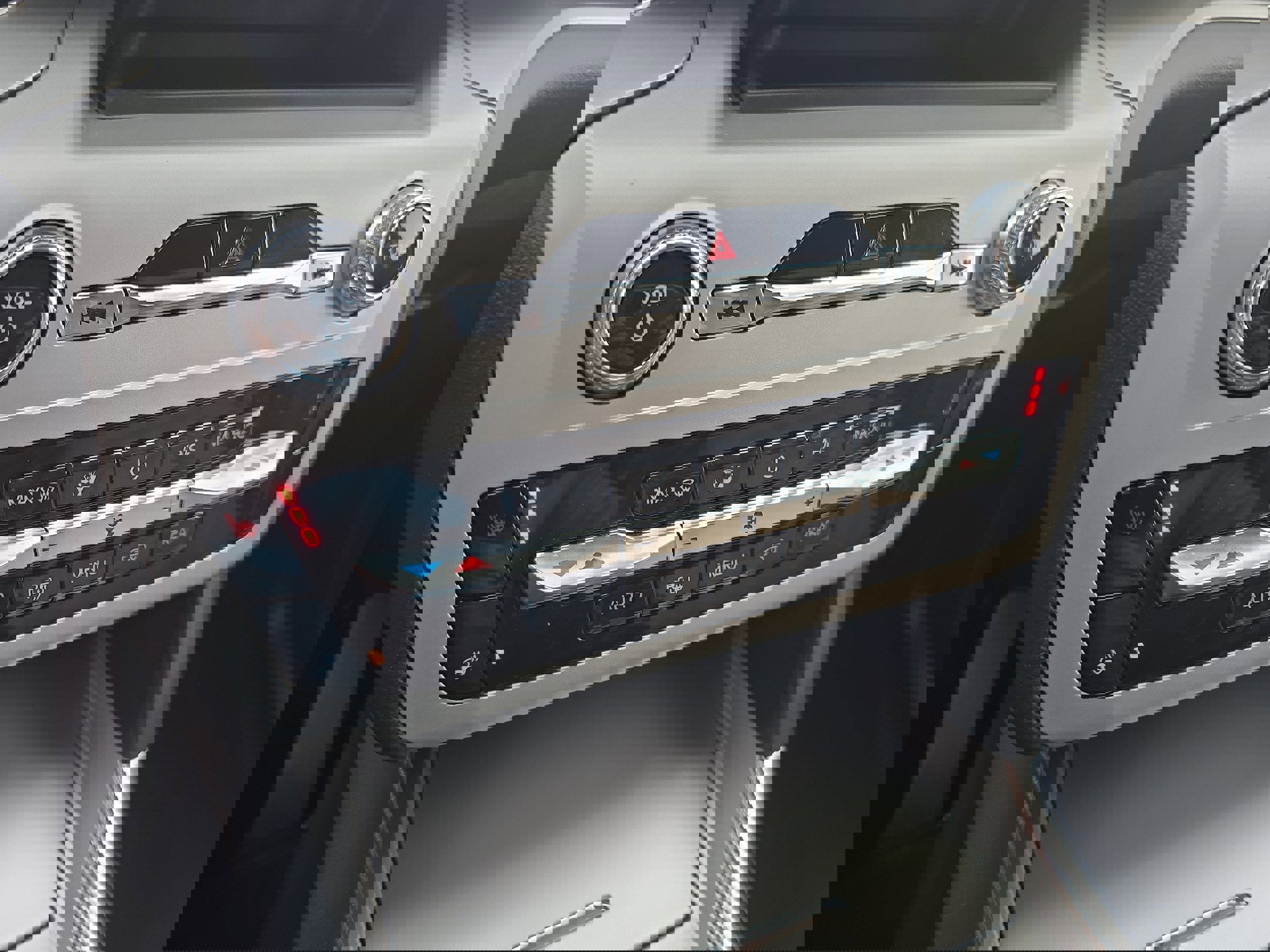 Used 2022 Ford Explorer XLT image 11