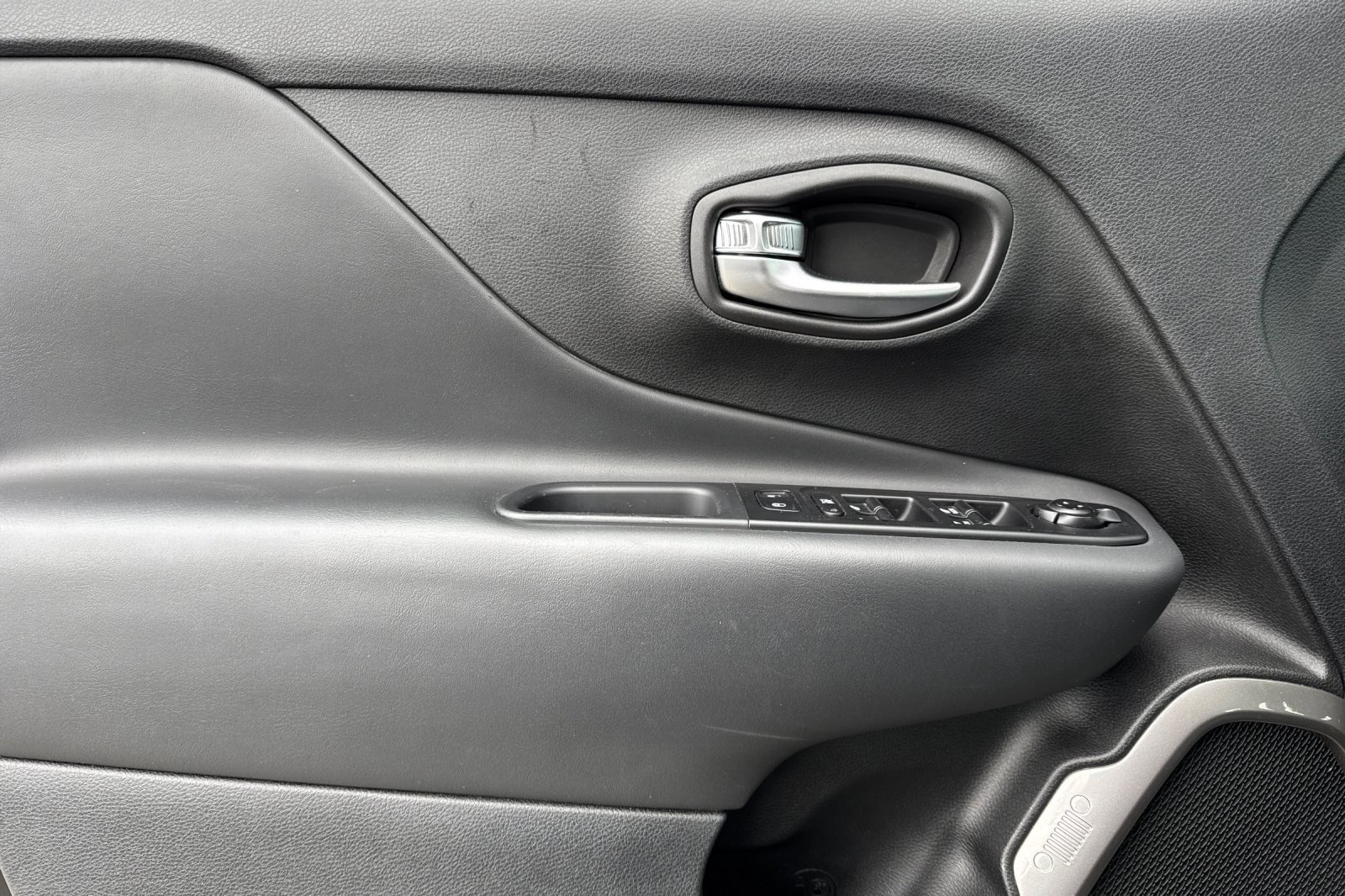 Used 2022 Jeep Renegade Latitude w/ Convenience Group image 11