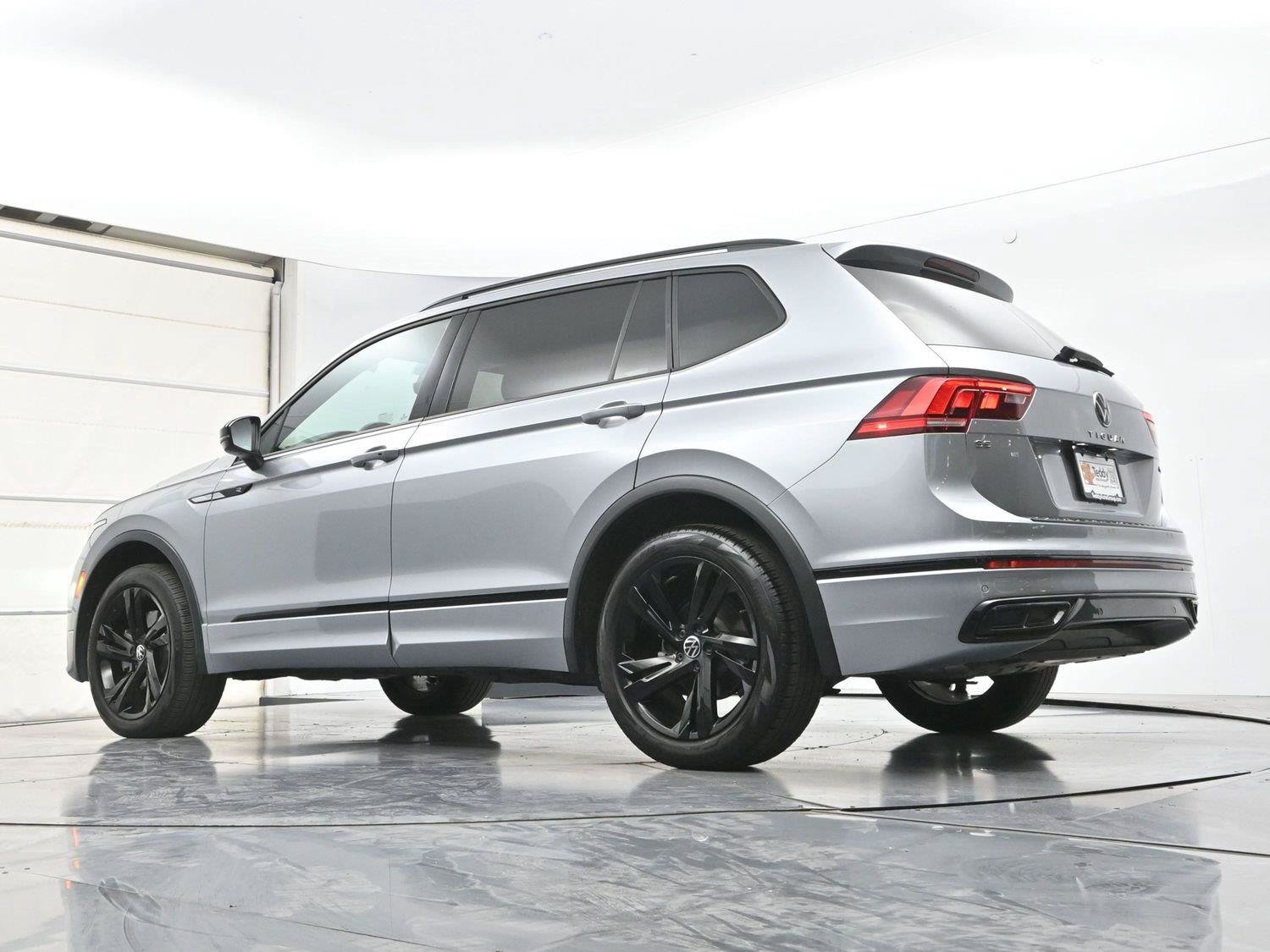 Used 2024 Volkswagen Tiguan SE R-Line AWD/4WD image 30