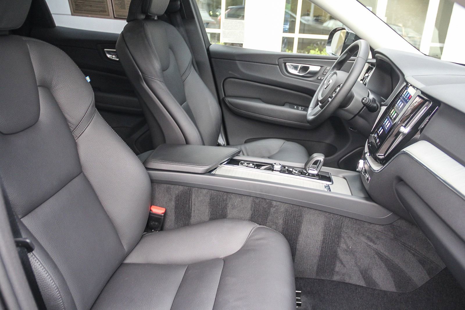 Used 2025 Volvo XC60 B5 Plus image 24