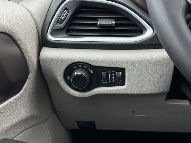 Used 2023 Chrysler Voyager LX image 30