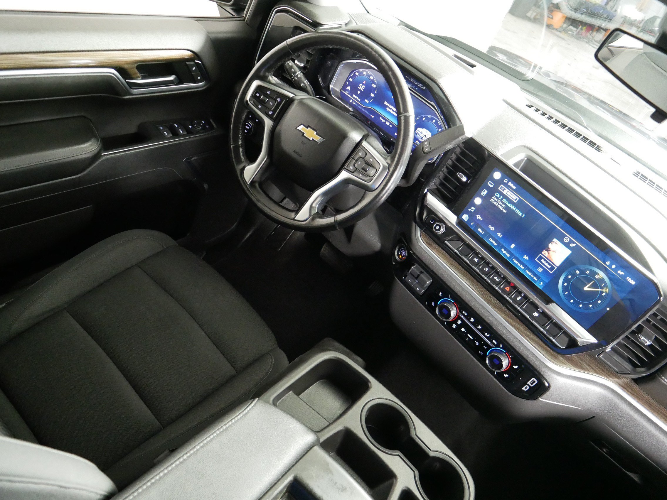 Used 2022 Chevrolet Silverado 1500 LT AWD/4WD image 9