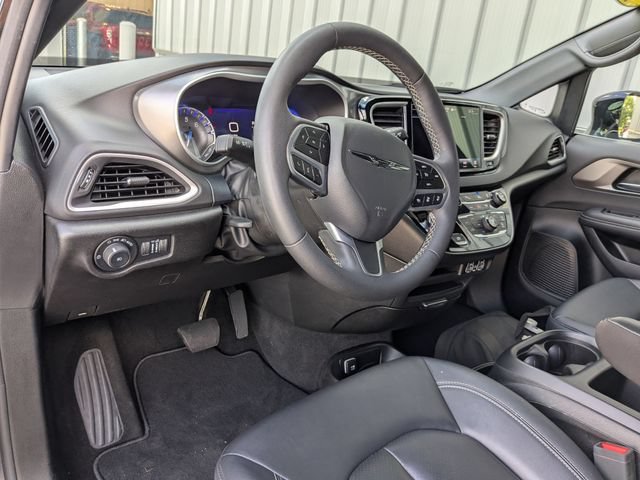 Used 2025 Chrysler Pacifica Select FWD image 2
