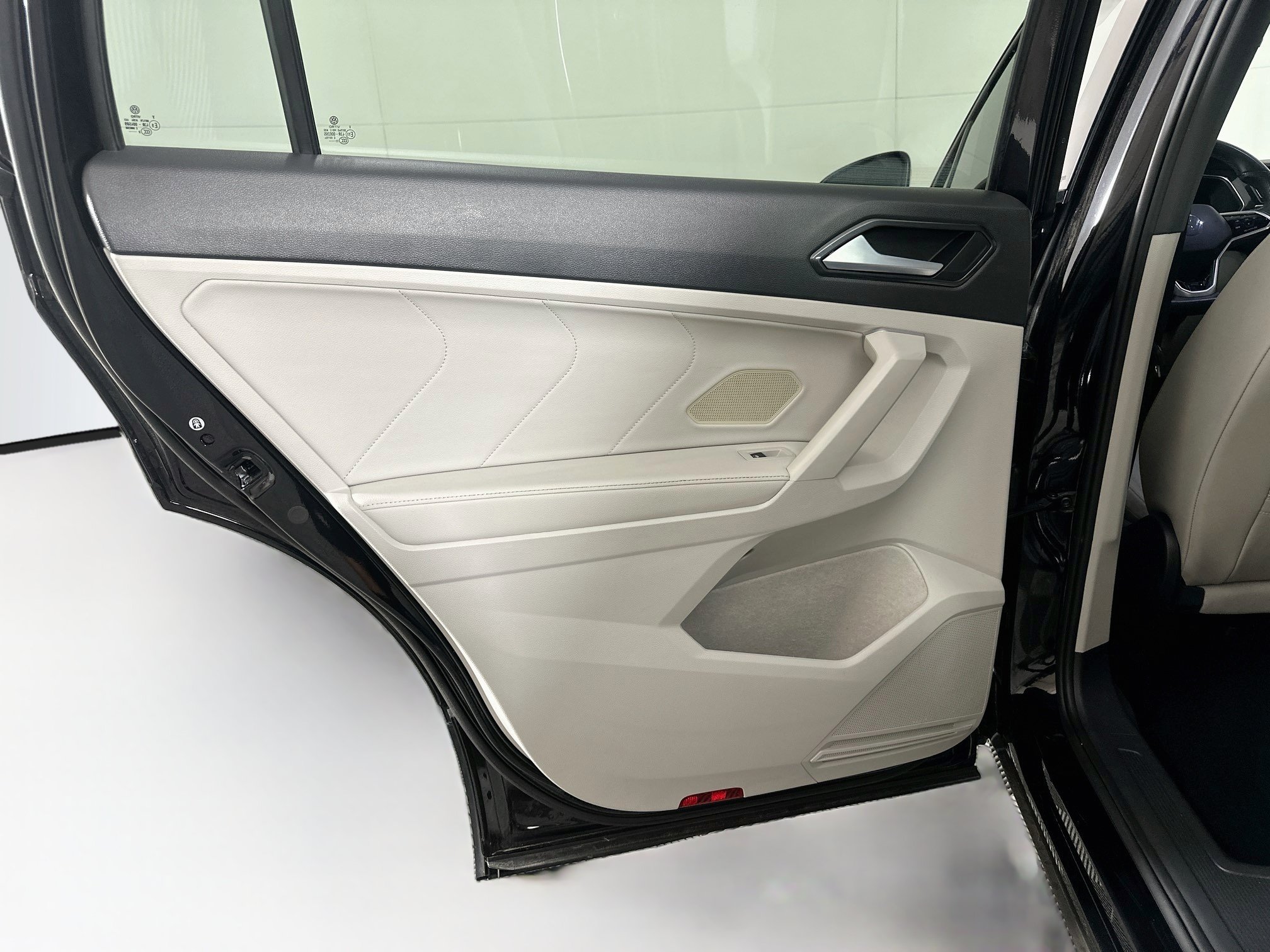 Used 2022 Volkswagen Tiguan SE R-Line FWD image 27