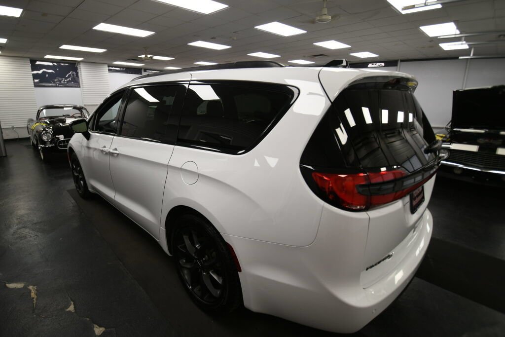 Used 2025 Chrysler Pacifica Limited FWD image 5