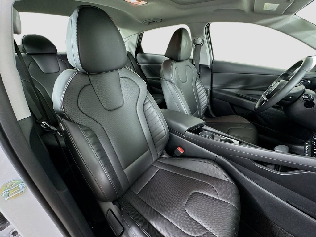 Certified 2025 Hyundai Elantra Limited image 30