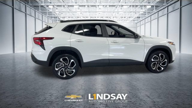 Used 2025 Chevrolet Trax RS w/ Sunroof Package FWD image 2
