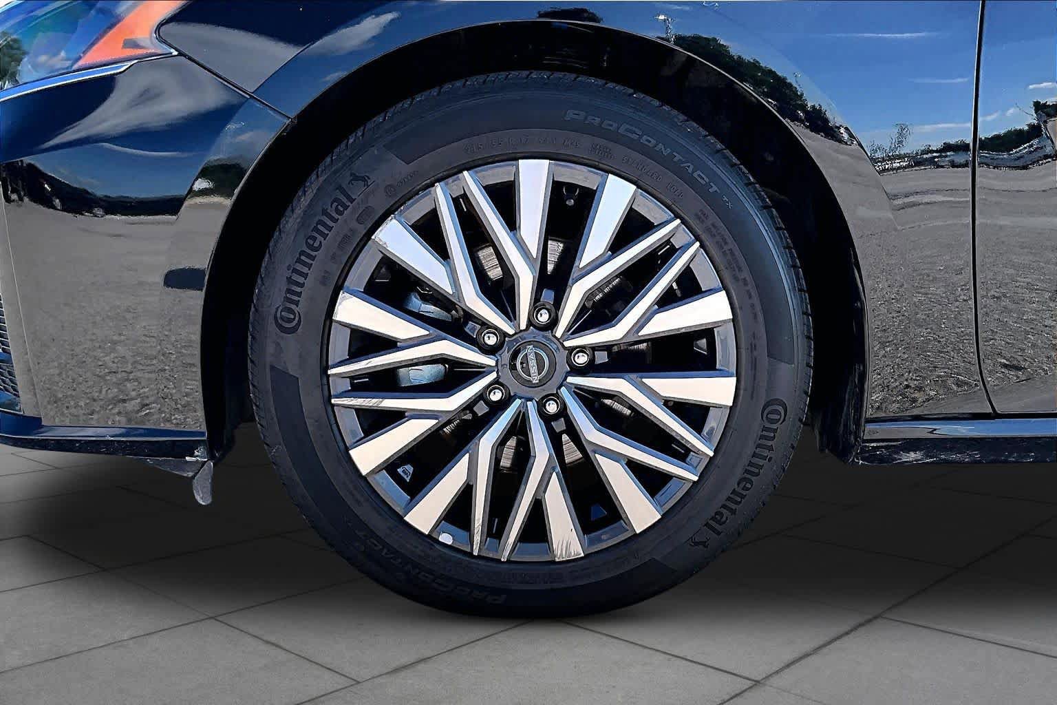 Used 2025 Nissan Altima 2.5 SV FWD image 11