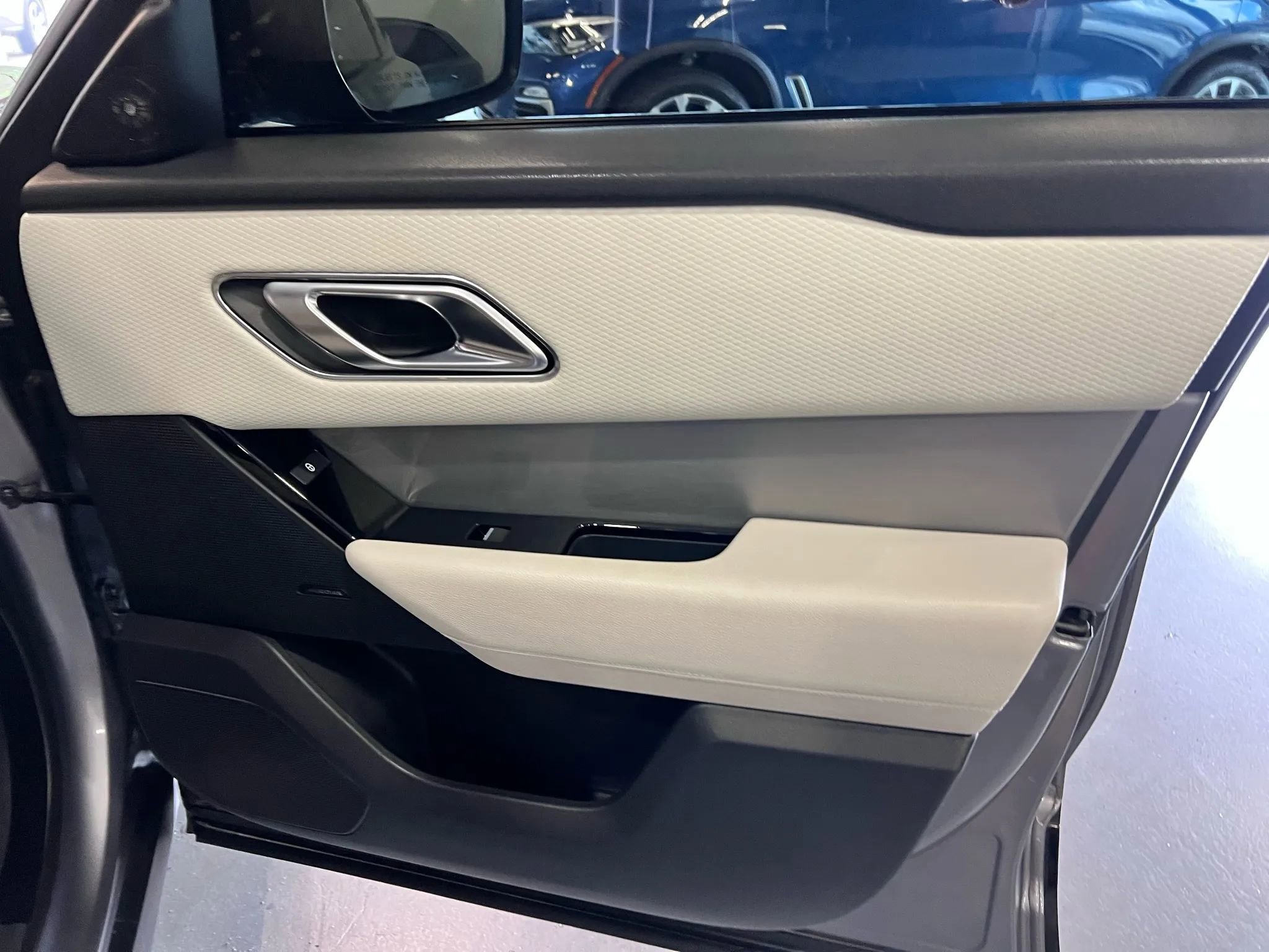 Used 2020 Land Rover Range Rover Velar R-Dynamic S image 31