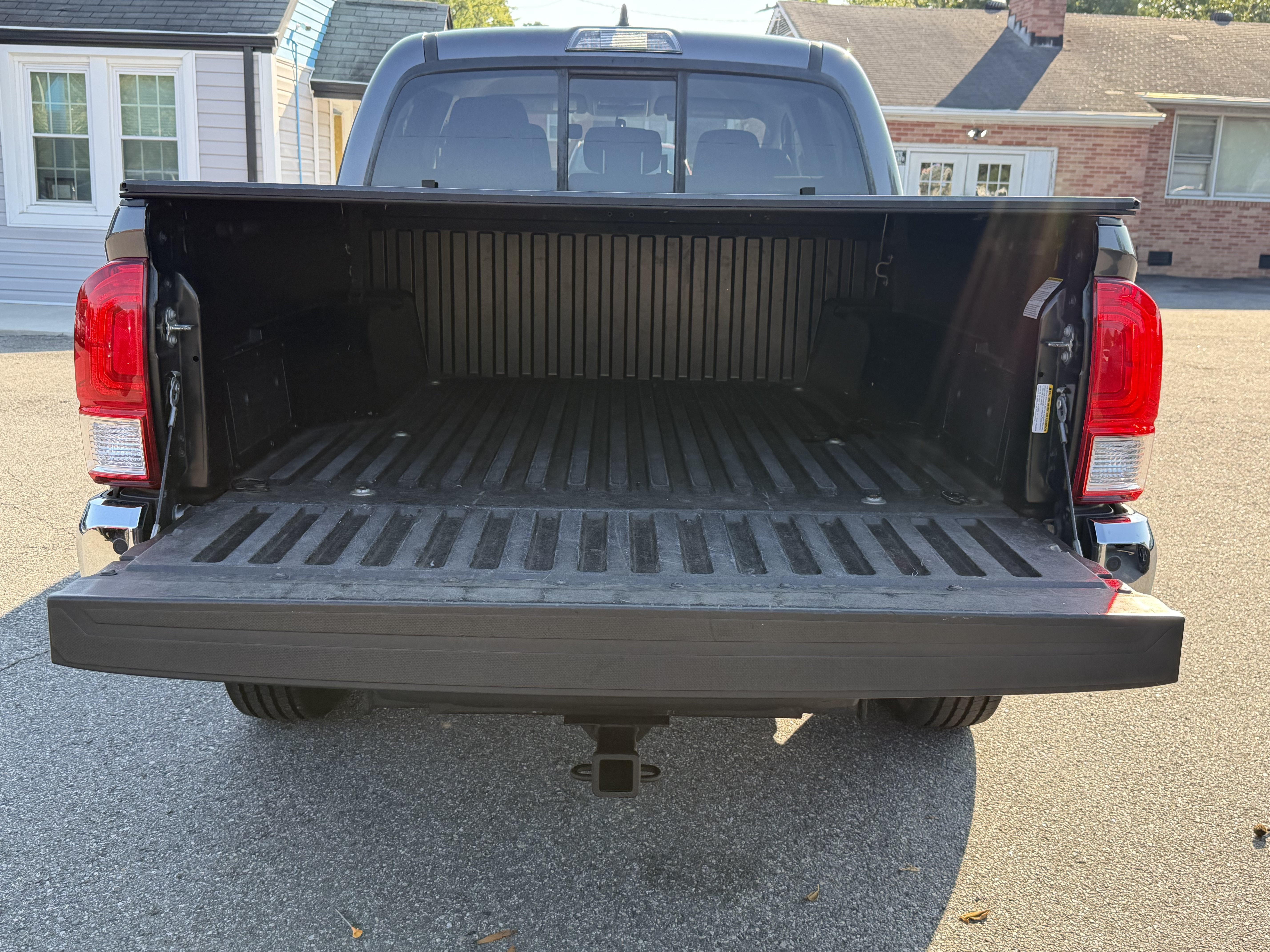 Used 2017 Toyota Tacoma SR5 AWD/4WD image 9